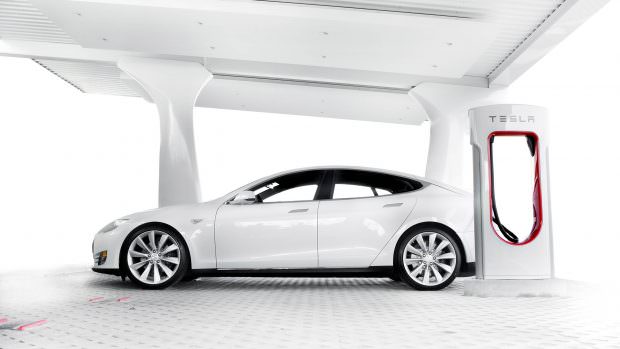 teslas-supercharger-global-network-reaches-almost-400-charging-stations