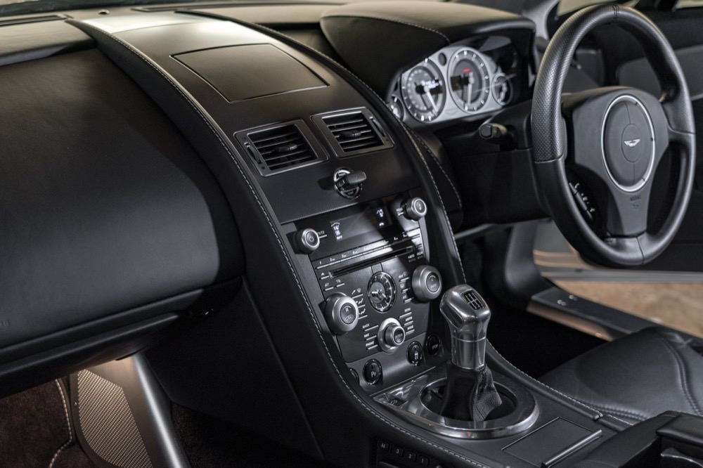 Aston Martin V12 Vantage manual