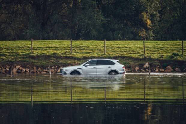 Bentley Bentayga V8 in water
